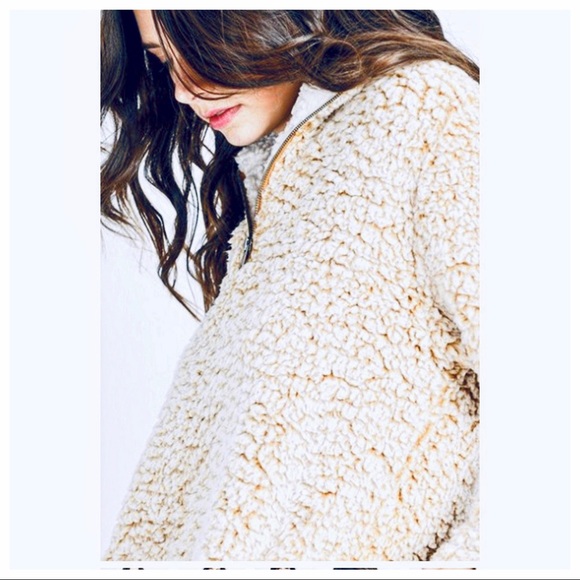 Beautiful Soft Oatmeal Sherpa Zip Pull over - Picture 4 of 6